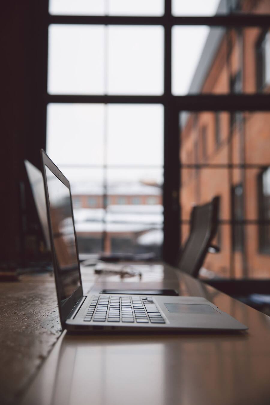 Ruhiger Arbeitsplatz mit Laptop, Serverstandort Deutschland